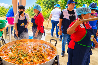 En la comuna Zapotal de Santa Elena sus habitantes se preparan para el festival del seco de chivo y atraer turistas en el feriado
