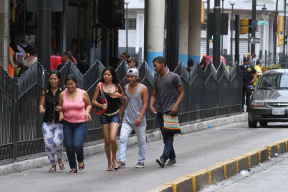 Una calle ancha invita a acelerar. Una acera inexistente obliga a caminar por la calzada. Un cruce lejano empuja a cruzar donde se puede. Una parada mal ubicada expone a quien espera el bus.