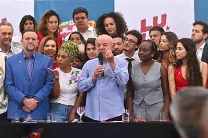 Luiz Inácio Lula da Silva, habla durante una reunión conjunta con la bancada del Partido de los Trabajadores (PT) este miércoles, en Brasilia (Brasil).