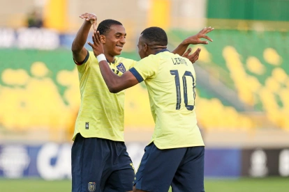 Edwin Quintero (i) fue una de las figuras del Sudamericano Sub-17 con Ecuador.