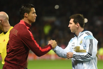 Lionel Messi enfrentando a Cristiano Ronaldo (i) en el duelo entre Argentina y  Portugal.