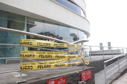 Un peatón resultó herido tras la caída de material de construcción en Puerto Santa Ana, Guayaquil.