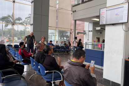 Contribuyentes esperan en la sala de atención del SRI en Guayaquil. La entidad recibe trámites relacionados con las obligaciones tributarias.