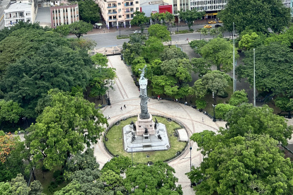 La Columna de los Próceres se levanta en el Parque Centenario como homenaje a los protagonistas de la independencia de Guayaquil.
