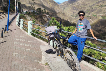 El ciclista José Ignacio Moreta cumple con su proyecto de llegar al Salar de Uyuni, desde Quito