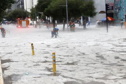 La granizada cubrió de hielo las calles de la avenida Colón, en el centro norte de Quito.