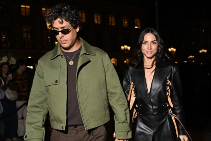 Ana de Armas y Beto Montenegro hicieron público su romance en París al llegar tomados de la mano.