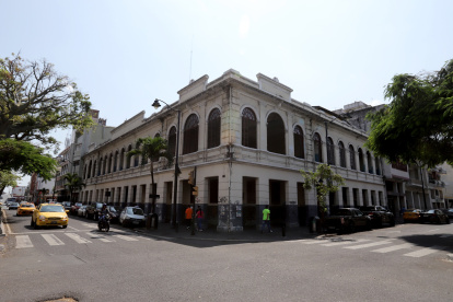 Fachada del edificio patrimonial en el que funcionó el colegio Ana Paredes de Alfaro, en las calles Sucre y Chimborazo, en el centro de Guayaquil.