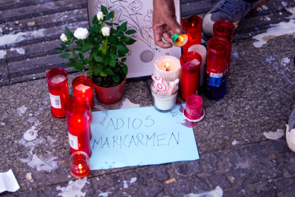 La madrileña Puerta del Sol se llenó de pena, rabia e indignación durante la madrugada de este jueves, tras conocerse horas antes la muerte de Maricarmen.