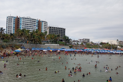 Turistas en General Villamil Playas.