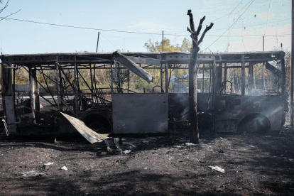 Los restos de un autobús tras un ataque con misiles rusos en la ciudad de Kramatorsk, en el este de Ucrania, el 8 de octubre de 2026.