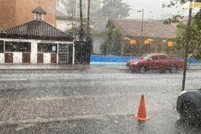 Lluvia con granizo cayó en Quito, el miércoles 7 de octubre del 2026. Una imagen registrada después de las 16:00, en la Juan León Mera y Robles.