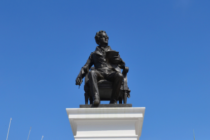El monumento de José Joaquín de Olmedo en Guayaquil.