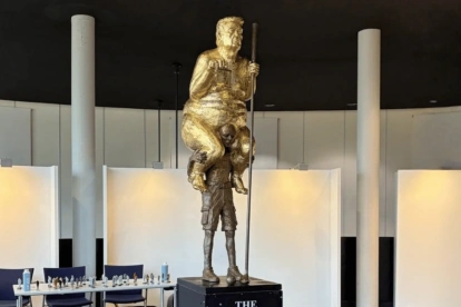 La escultura, titulada “Plaga Naranja” y conocida también como “El Rey de la Injusticia”, fue instalada el martes 6 de octubre.