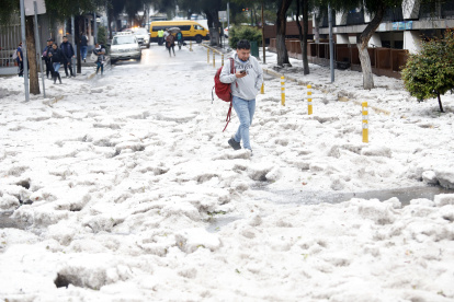 Solo de la av. Colón se retiraron 400 metros cúbicos, es decir 50 volquetas de granizo.