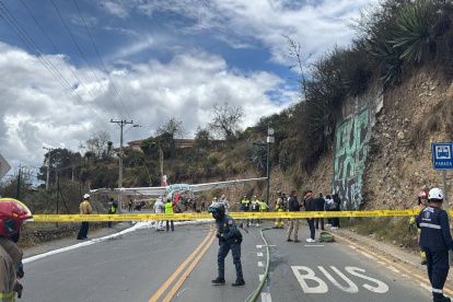 La avioneta terminó fuera de la pista de aterrizaje y cayó hacia una avenida en Cuenca.