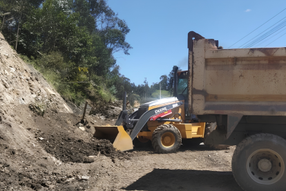 Maquinaria trabaja en la remoción de material y rehabilitación de una vía afectada en la provincia de Loja.