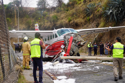 Una avioneta que cubria la ruta Guayaquil- Cuenca se accidentó al intentar aterrizar en el aeropuerto Mariscal La Mar.