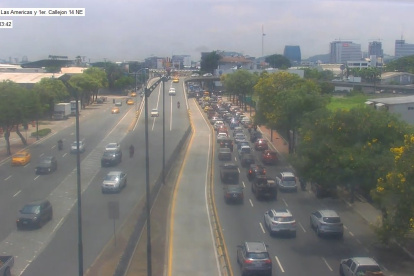 Alto flujo vehicular se registra en la avenida de las Américas, cerca del aeropuerto José Joaquín de Olmedo, en sentido hacia el centro de Guayaquil.