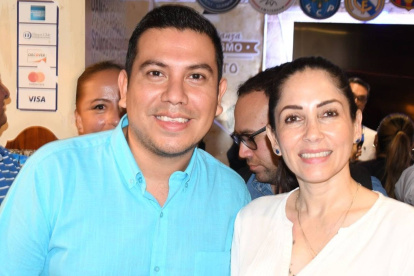 Geovanny Vega junto a la dirigente del correísmo, Luisa González, en un evento de enero de 2025.