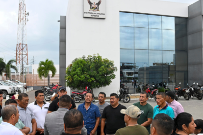 Los afectados se concentraron en Manta a la espera de la diligencia judicial, que fue aplazada.