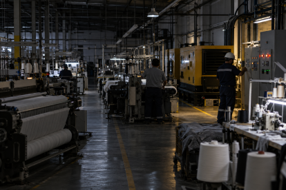 Las empresas textiles de Ecuador enfrentan desconexiones eléctricas de hasta 48 horas, mientras parte del sector tiene una capacidad limitada de autogeneración.