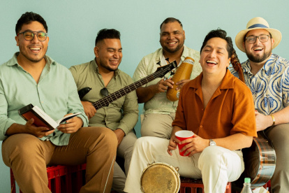 La Banda Brava convierte las historias, los ritmos y el lenguaje de Guayaquil en las ocho canciones de Del Corazón al Puerto.