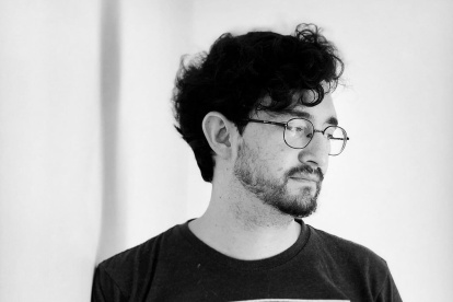 Juan Romero Vinueza es un poeta nacido en Quito, Ecuador, en 1994. Entre sus libros destacan Revólver Escorpión y 39 poemas de mierda para mi primera esposa.