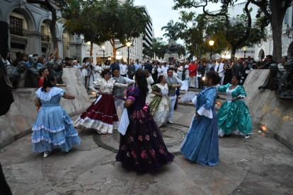 Entre antorchas, banderas y música, Guayaquil evocó la madrugada de 1820 en la que comenzó una nueva etapa de su historia.