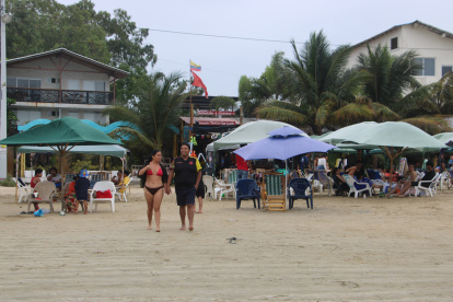 Los turistas empezaron a llegar a los balnearios de Santa Elena en el primer día de asueto
