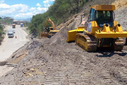 Hay maquinaria trabajando en la vía Cuenca-Girón-Pasaje, en Azuay.