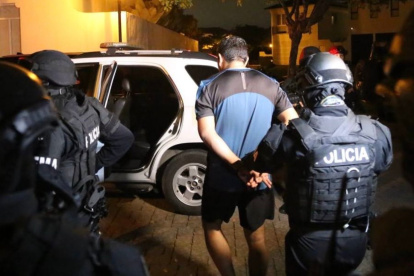 Además de Jackson Zambrano, hubo 20 personas aprehendidas: 18 ciudadanos ecuatorianos y dos servidores policiales en servicio activo.