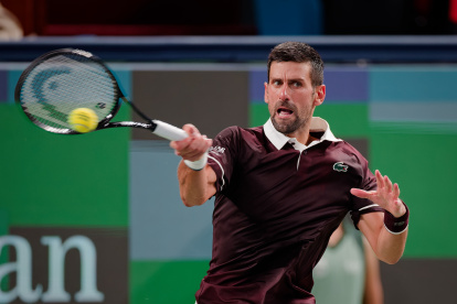 Novak Djokovic lució agotado ante Hubert Hurkacz quien en dos sets lo eliminó en su primer partido del Masters 1000 de Shanghai.