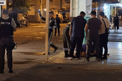 César Alexander Sánchez, de 27 años, fue asesinado a tiros en el centro de Machala. Su cuerpo quedó tendido sobre la calzada, cerca de un cajero automático.