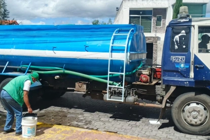 Tanqueros: La Epmaps anunció el abastecimiento de agua mediante tanqueros mientras se desarrollan las reparaciones.