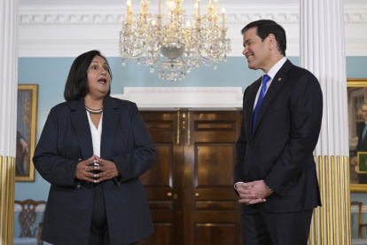 La líder de un bloque de oposición de Venezuela, Dinorah Figuera, habla junto al secretario de Estado de Estados Unidos, Marco Rubio, durante una reunión este viernes .