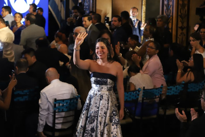 La alcaldesa Tatiana Coronel arriba al Salón de la Ciudad para la Sesión Solemne del 9 de Octubre.