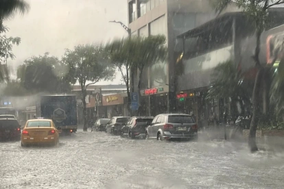 Clima: Después de varias horas de intenso calor, las lluvias comenzaron a caer en distintos puntos de Guayaquil.