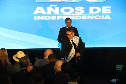 Billy Navarrete, representante del Comité para la Defensa de los Derechos Humanos, recibió la condecoración este viernes 9 de octubre.