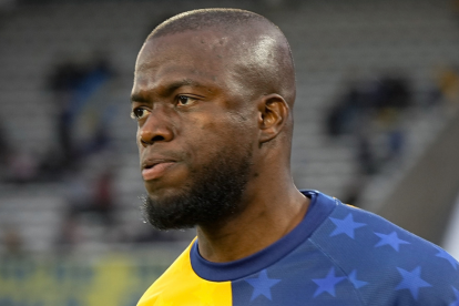 Enner Valencia calentando antes del partido de Boca Juniors.