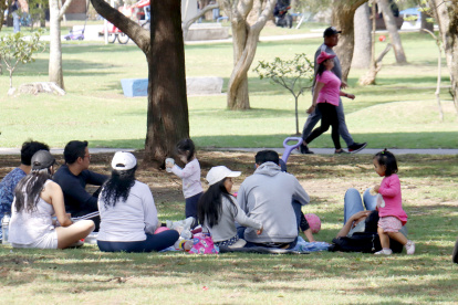 Familias aprovecharon el feriado del 9 de Octubre para reunirse bajo la sombra de los árboles del parque La Carolina, donde niños y adultos disfrutaron de una jornada de descanso y recreación al aire libre.
