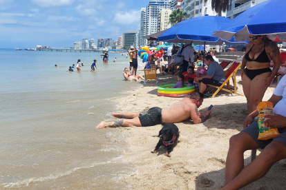 En el primer día del feriado por el 9 de octubre hubo gran presencia de turistas en las playas de Santa Elena