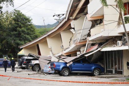 Socorristas caminan frente a una edificación afectada por el terremoto de magnitud 7,7 que sacudió Panamá.