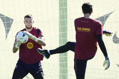 El portero del FC Barcelona, Joan Garcia, durante el entrenamiento que realiza la plantilla barcelonista, en la Ciudad Deportiva Joan Gamper.