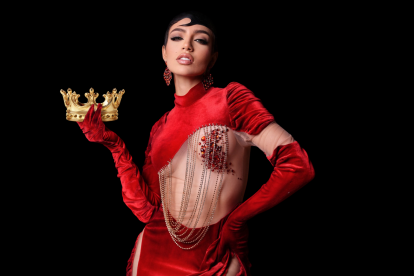 Shyare Andrade clasificó al Top 11 del Miss Grand International 2026 y mantiene vivo el sueño de conseguir la primera corona dorada para Ecuador.