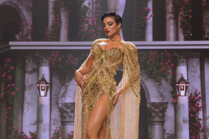 Shyare Andrade deslumbró con un imponente traje de gala dorado durante la final del Miss Grand International 2026, celebrada en Bangkok, Tailandia.