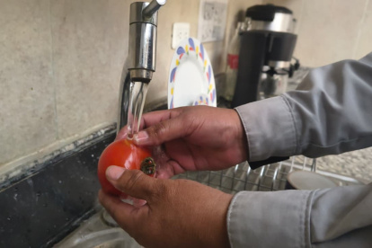El agua potable regresó a barrios como La Mariscal en el norte de la capital.