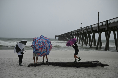 A pesar del clima, ciudadanos salen a las playas.