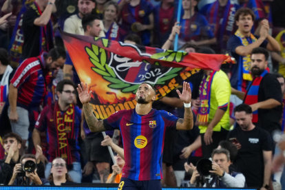 El delantero del FC Barcelona Gabriel Jesús (c) celebra tras marcar el 2-0 al Getafe CF.