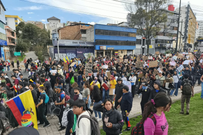 La marcha avanzó por la calle 12 de Octubre luego de intentar avanzar a la Plaza Grande.